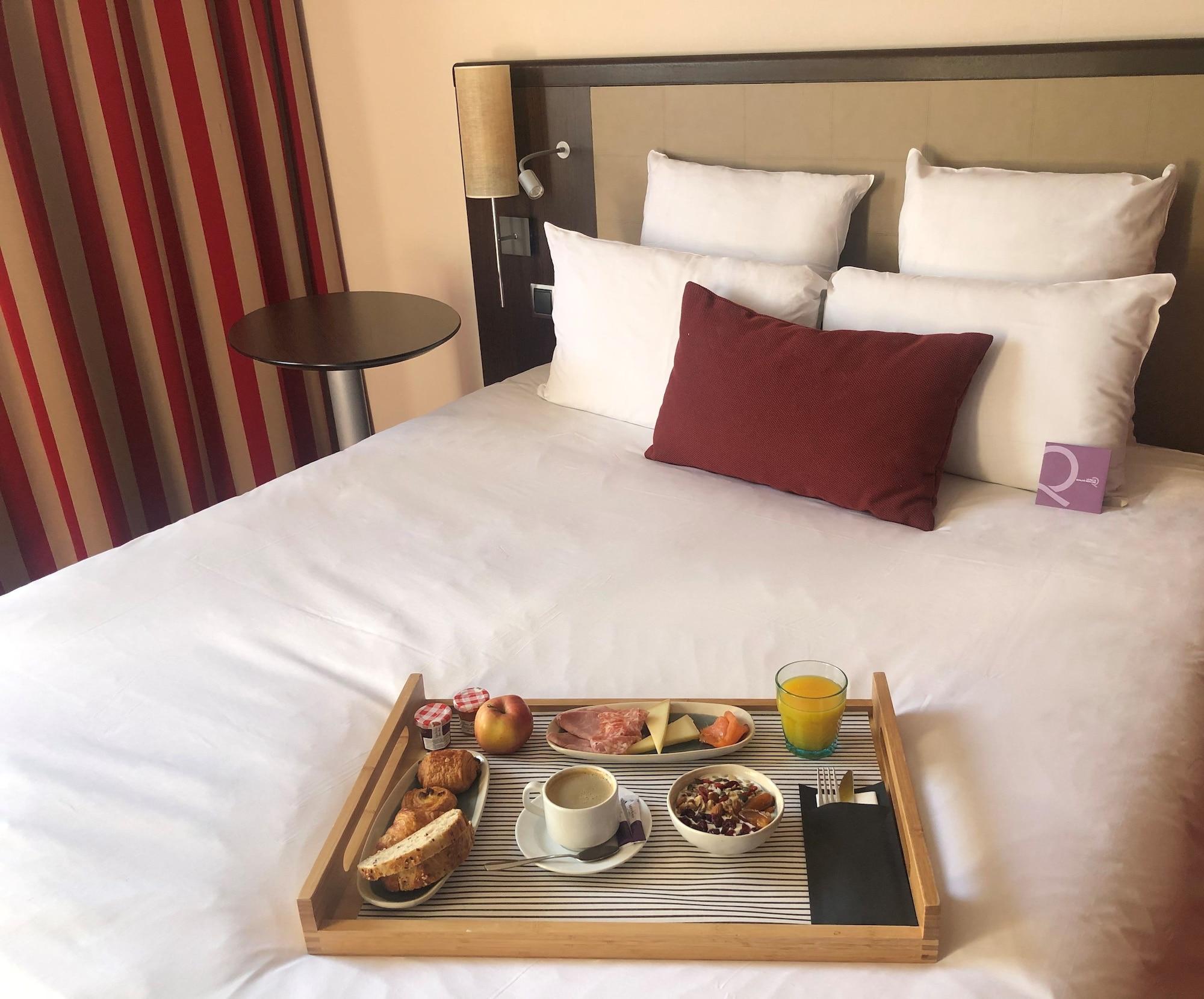 B&B Hotel Saint-Quentin-En-Yvelines Centre Gare 4 Etoiles Montigny-le-Bretonneux Exteriör bild