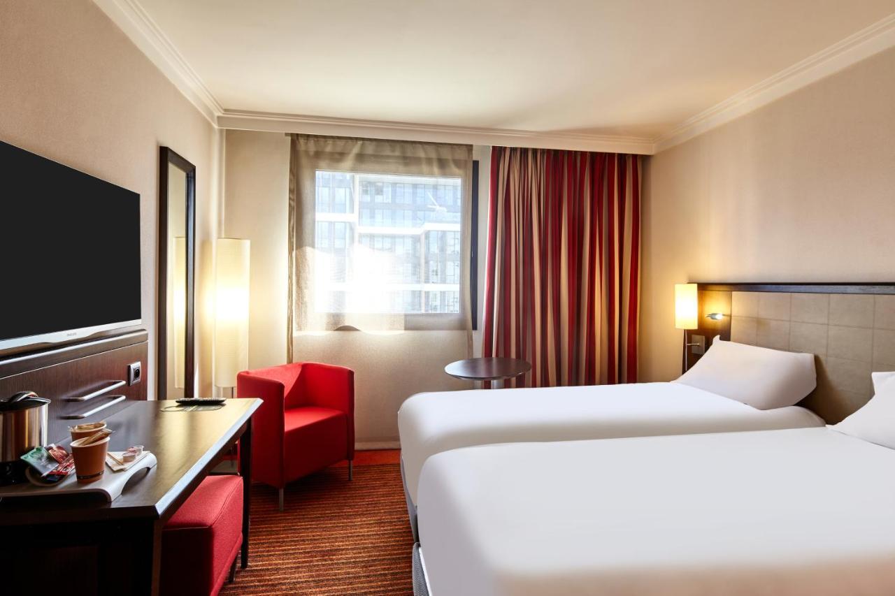 B&B Hotel Saint-Quentin-En-Yvelines Centre Gare 4 Etoiles Montigny-le-Bretonneux Exteriör bild