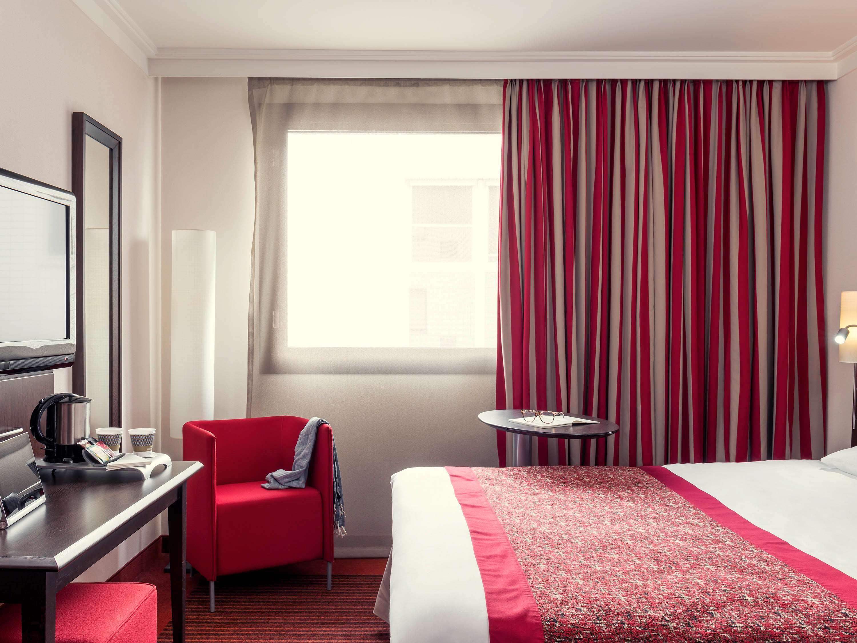 B&B Hotel Saint-Quentin-En-Yvelines Centre Gare 4 Etoiles Montigny-le-Bretonneux Exteriör bild