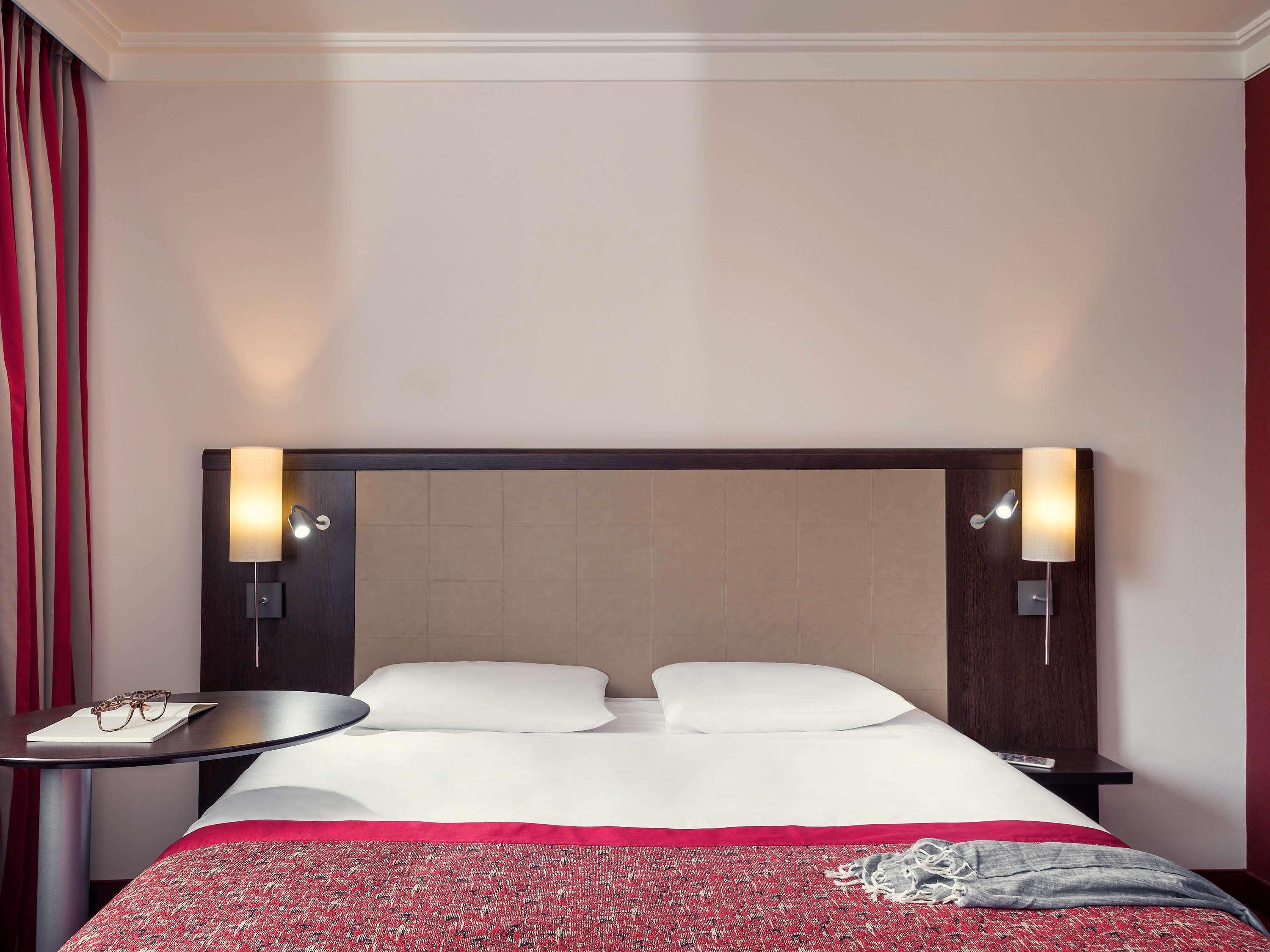 B&B Hotel Saint-Quentin-En-Yvelines Centre Gare 4 Etoiles Montigny-le-Bretonneux Exteriör bild