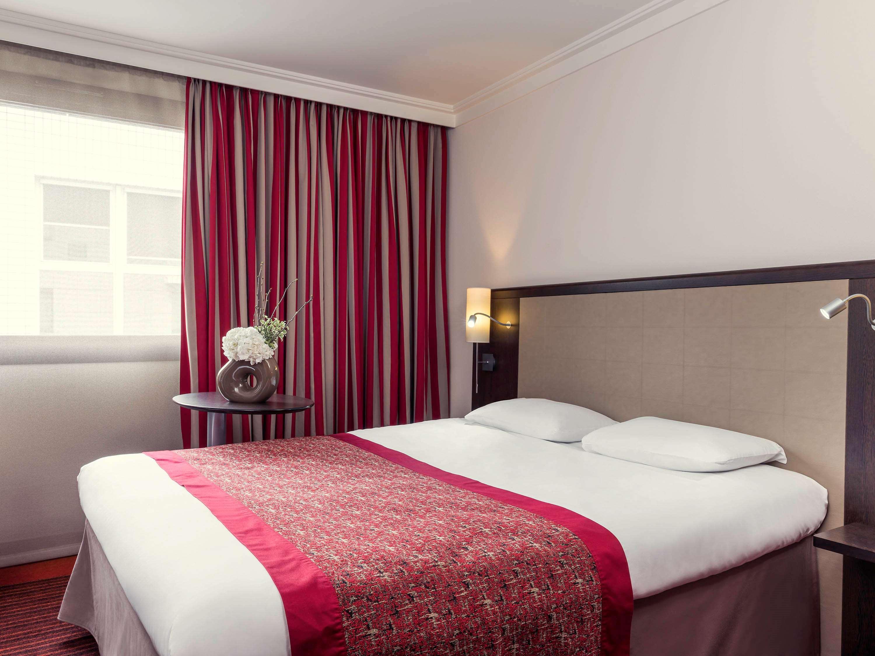 B&B Hotel Saint-Quentin-En-Yvelines Centre Gare 4 Etoiles Montigny-le-Bretonneux Exteriör bild