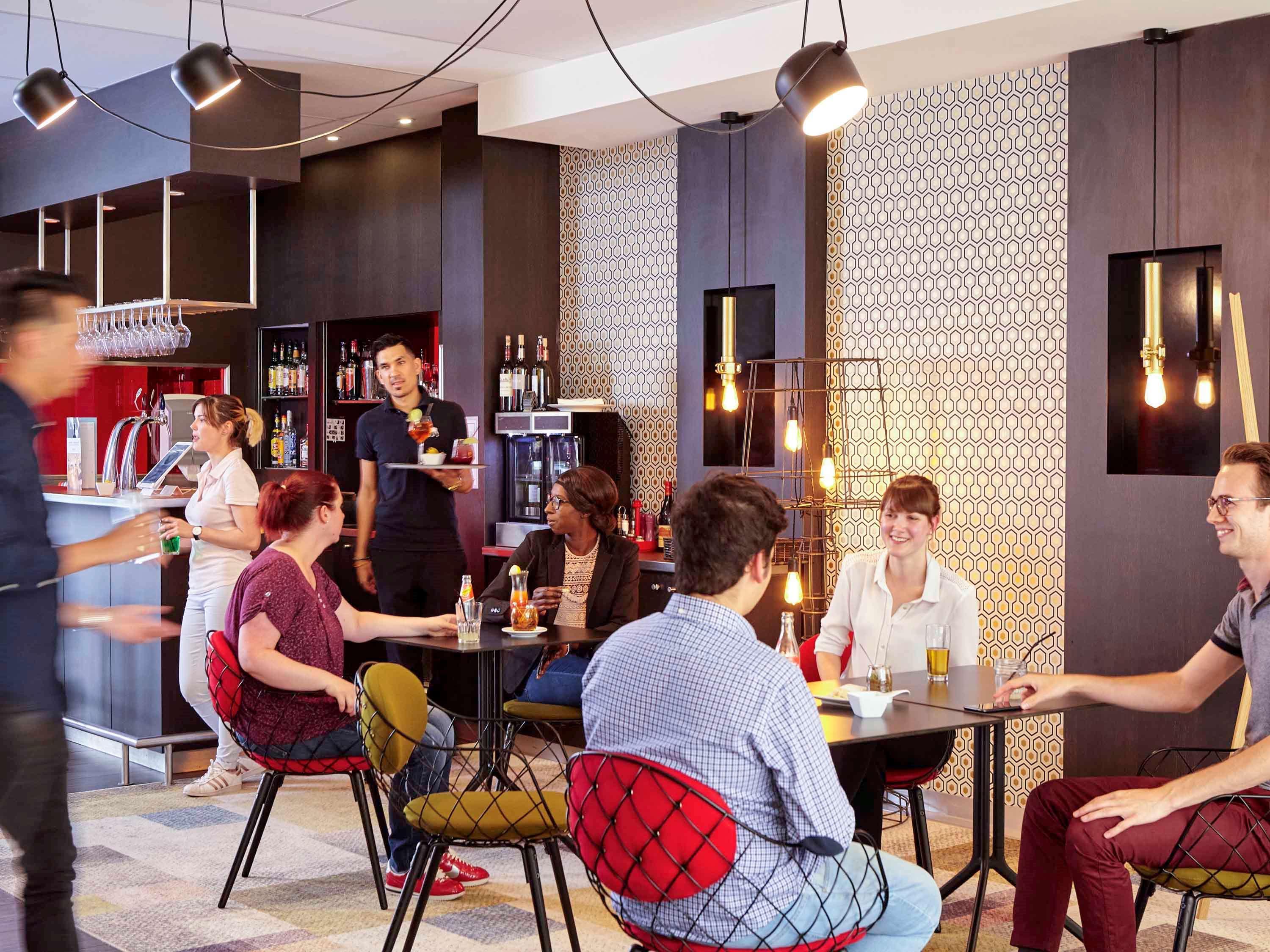 B&B Hotel Saint-Quentin-En-Yvelines Centre Gare 4 Etoiles Montigny-le-Bretonneux Exteriör bild