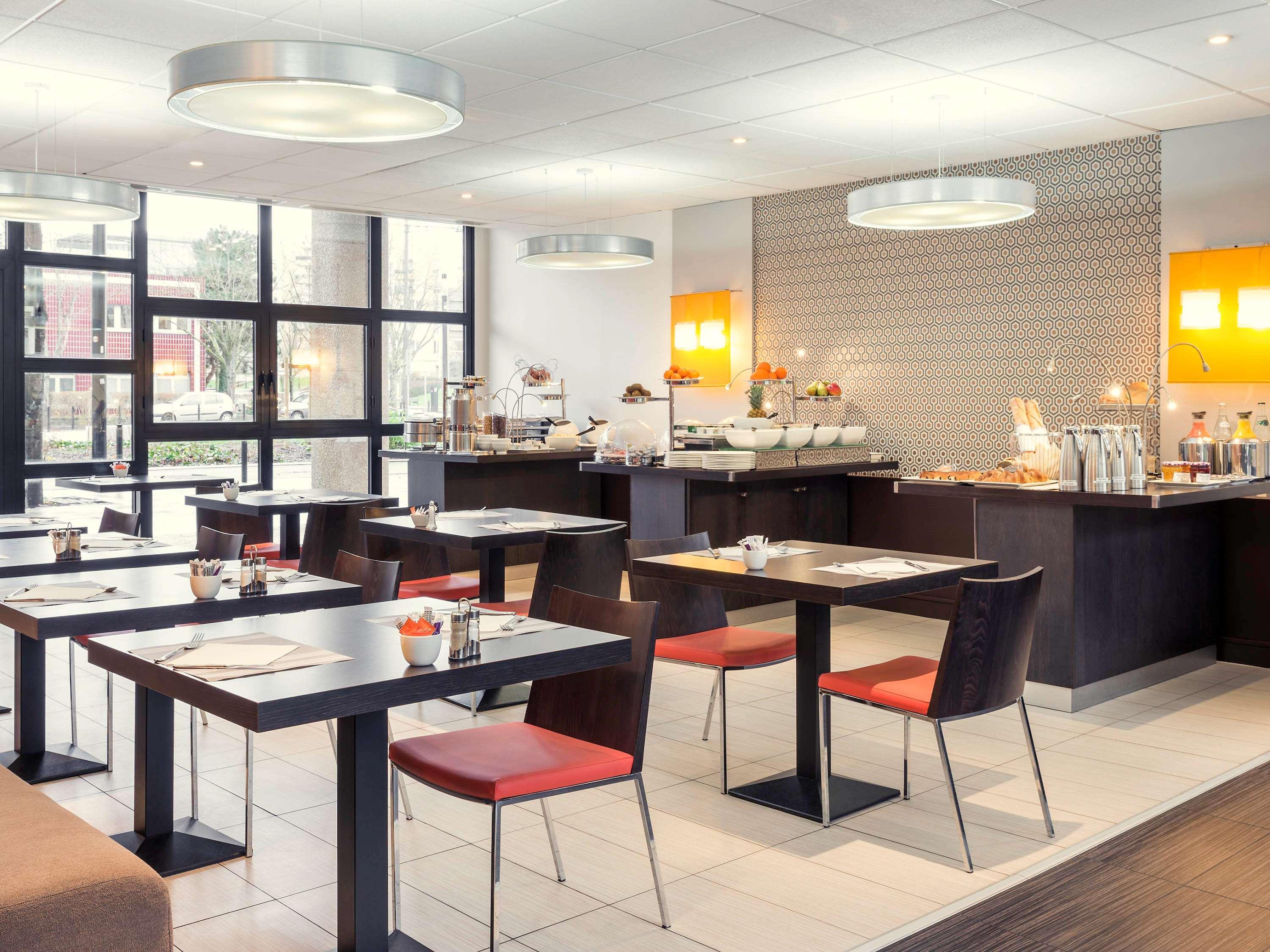 B&B Hotel Saint-Quentin-En-Yvelines Centre Gare 4 Etoiles Montigny-le-Bretonneux Exteriör bild
