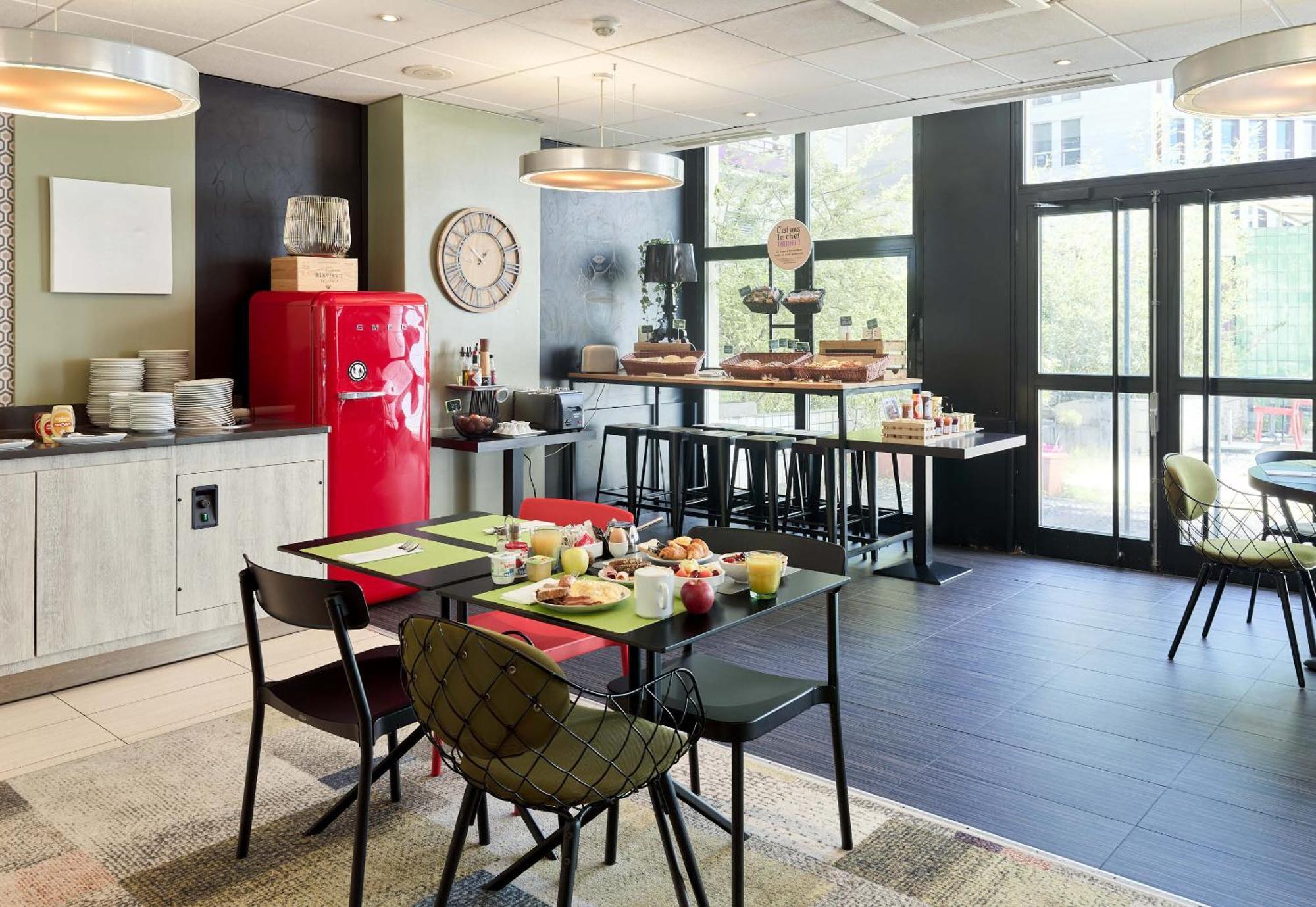 B&B Hotel Saint-Quentin-En-Yvelines Centre Gare 4 Etoiles Montigny-le-Bretonneux Exteriör bild