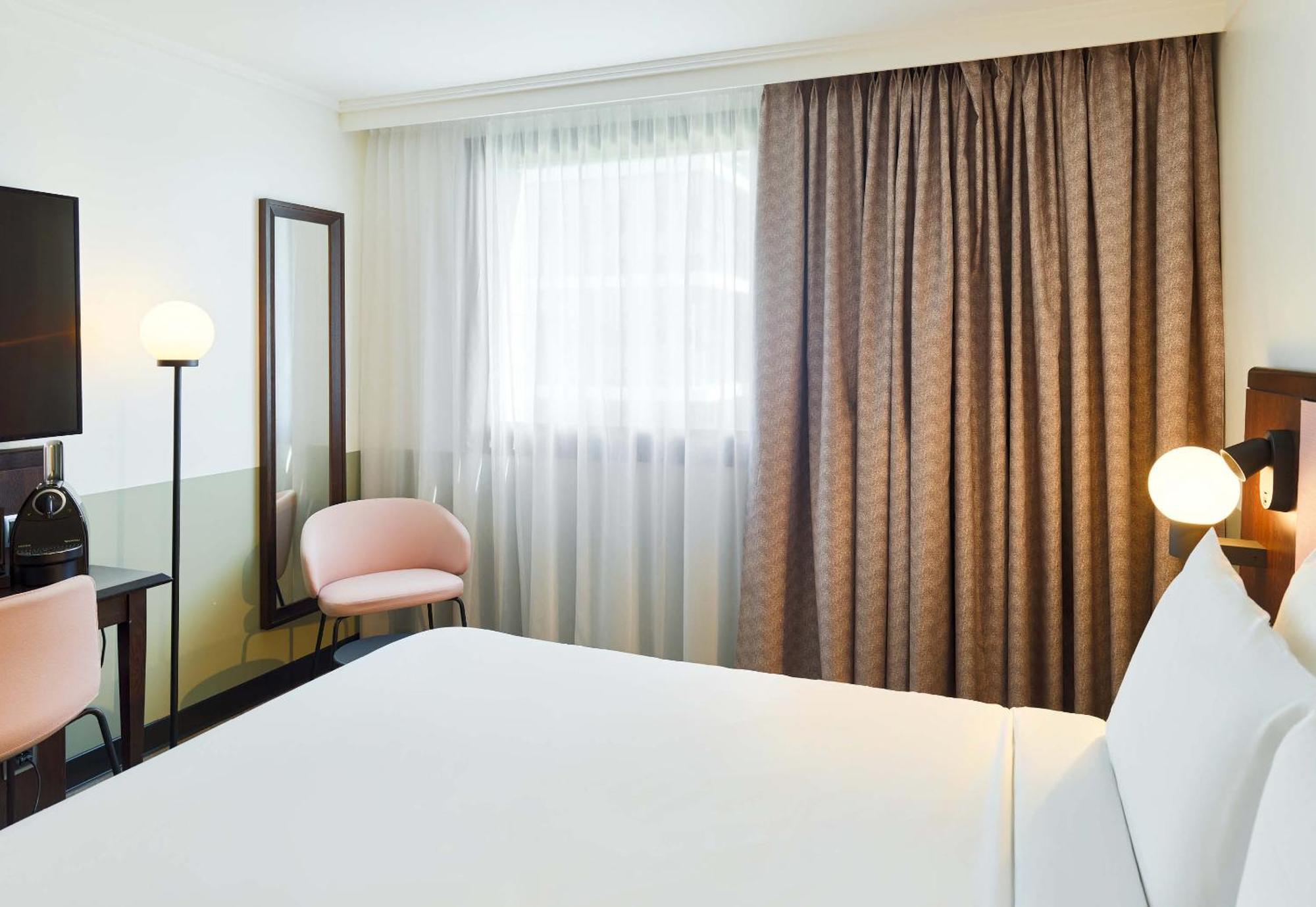 B&B Hotel Saint-Quentin-En-Yvelines Centre Gare 4 Etoiles Montigny-le-Bretonneux Exteriör bild
